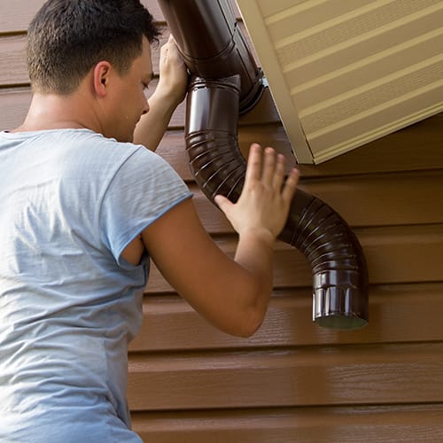 Man installing an eavestrough